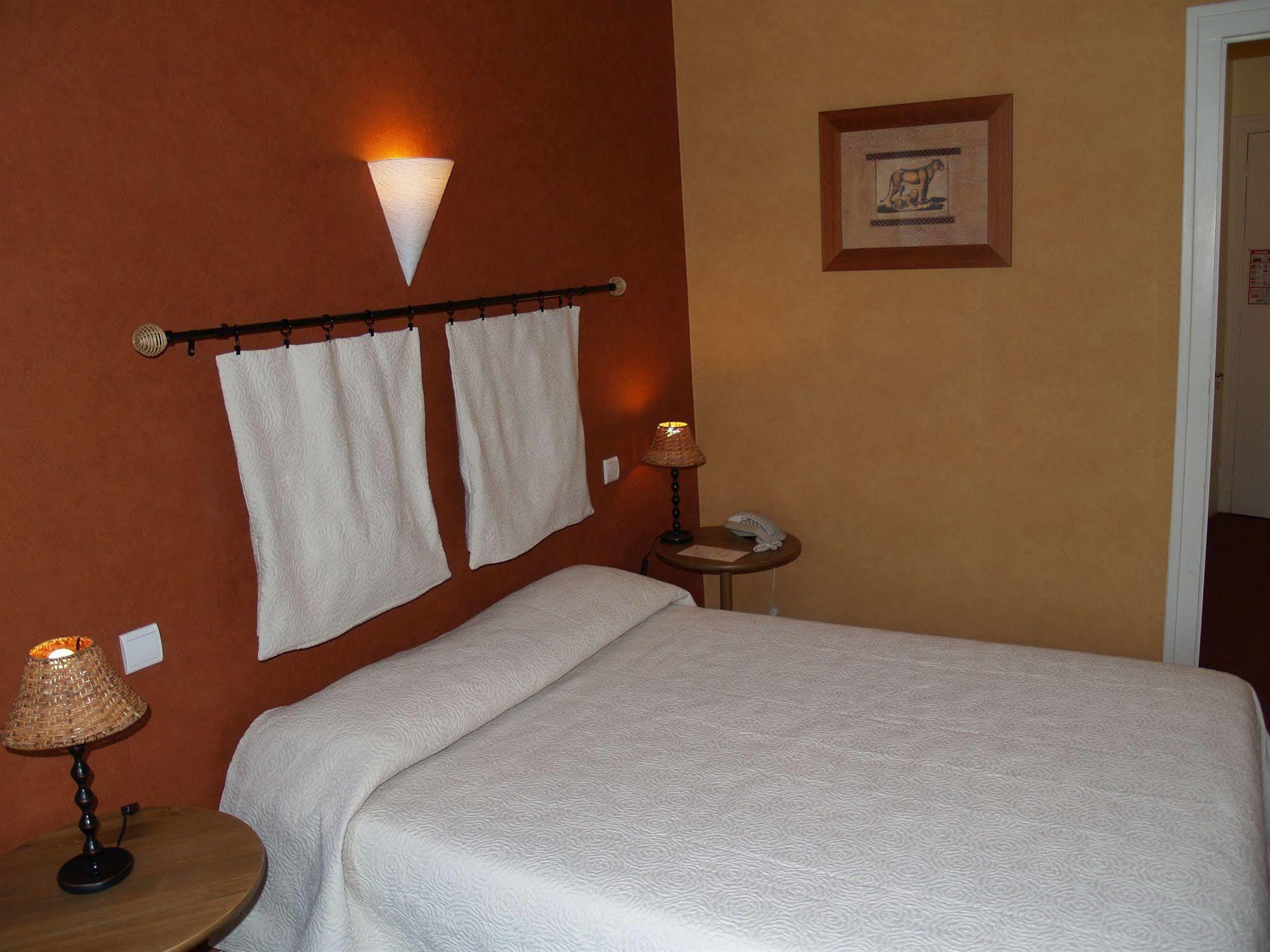 Hotel Central Pau Bagian luar foto