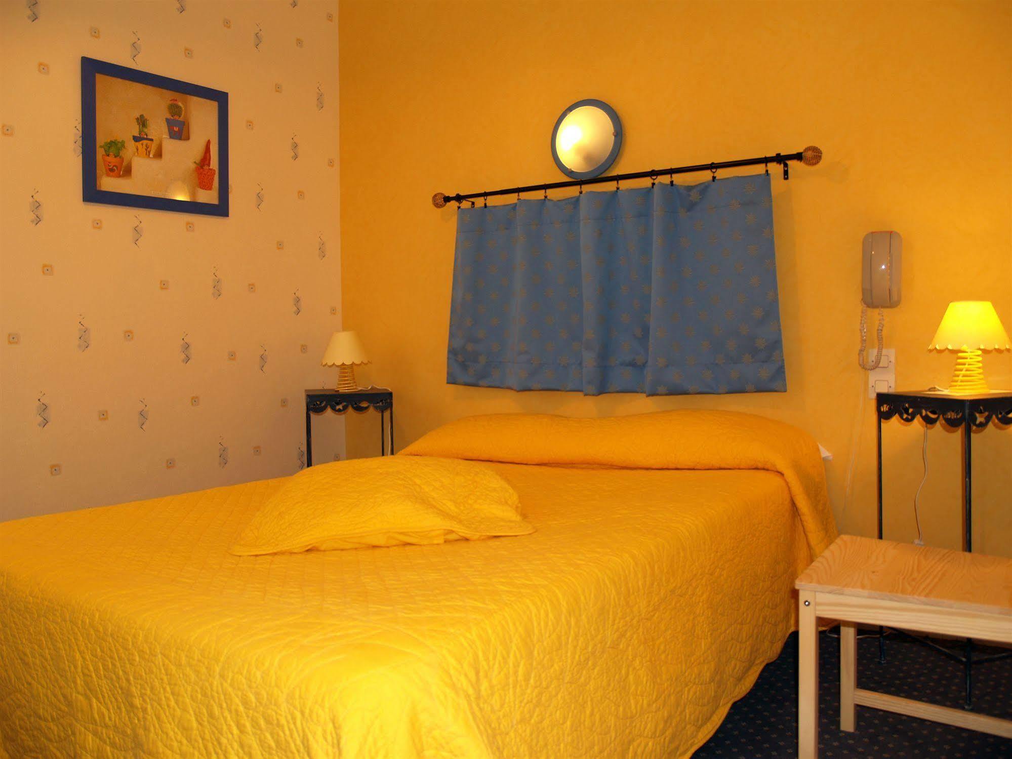 Hotel Central Pau Bagian luar foto